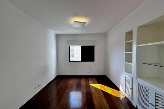 Apartamento para comprar na Cidade Monções com 3 quartos e varanda. — Escritório