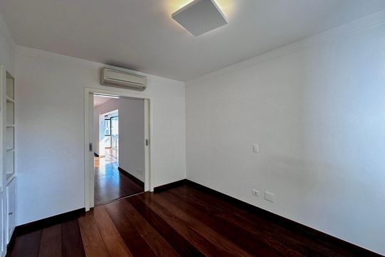 Apartamento para comprar na Cidade Monções com 3 quartos e varanda. — Escritório