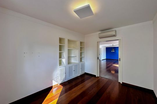 Apartamento para comprar na Cidade Monções com 3 quartos e varanda. — Escritório