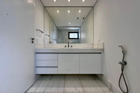 Apartamento para comprar na Cidade Monções com 3 quartos e varanda. — Banheiro Suíte 3