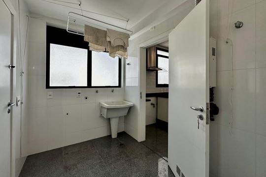 Apartamento para comprar na Cidade Monções com 3 quartos e varanda. — Área de Serviço