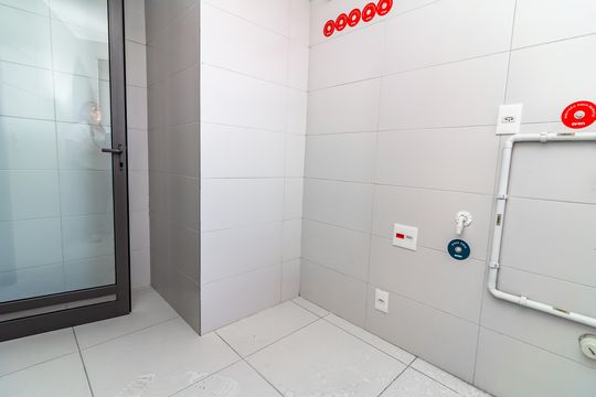Apartamento com 4 quartos, varanda e academia no condomínio. Ideal para comprar e ter animais. — Lavanderia