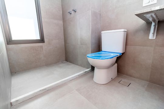 Apartamento com 4 quartos, varanda e academia no condomínio. Ideal para comprar e ter animais. — Banheiro da Suíte 2