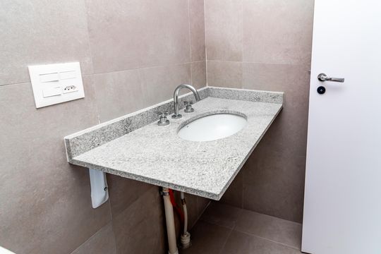 Apartamento com 4 quartos, varanda e academia no condomínio. Ideal para comprar e ter animais. — Banheiro da Suíte 2