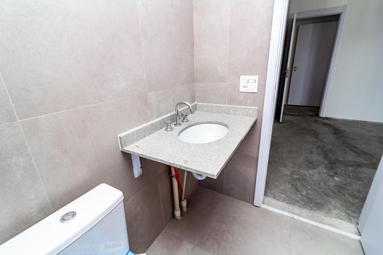 Apartamento com 4 quartos, varanda e academia no condomínio. Ideal para comprar e ter animais. — Banheiro da Suíte 4