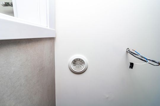 Apartamento com 4 quartos, varanda e academia no condomínio. Ideal para comprar e ter animais. — Banheiro da Suíte 3