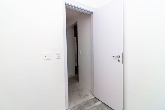 Apartamento com 4 quartos, varanda e academia no condomínio. Ideal para comprar e ter animais. — Quarto de Serviço