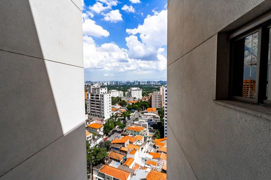 Apartamento com 4 quartos, varanda e academia no condomínio. Ideal para comprar e ter animais. — Lavanderia