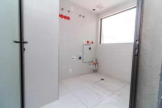 Apartamento com 4 quartos, varanda e academia no condomínio. Ideal para comprar e ter animais. — Lavanderia