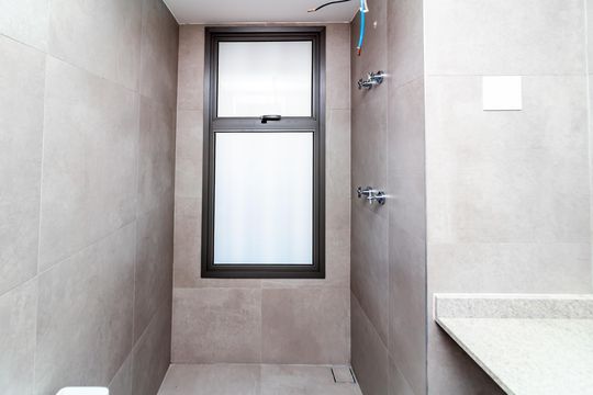 Apartamento com 4 quartos, varanda e academia no condomínio. Ideal para comprar e ter animais. — Banheiro da Suíte 1