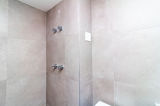 Apartamento com 4 quartos, varanda e academia no condomínio. Ideal para comprar e ter animais. — Banheiro da Suíte 3