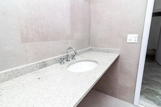 Apartamento com 4 quartos, varanda e academia no condomínio. Ideal para comprar e ter animais. — Banheiro da Suíte 1