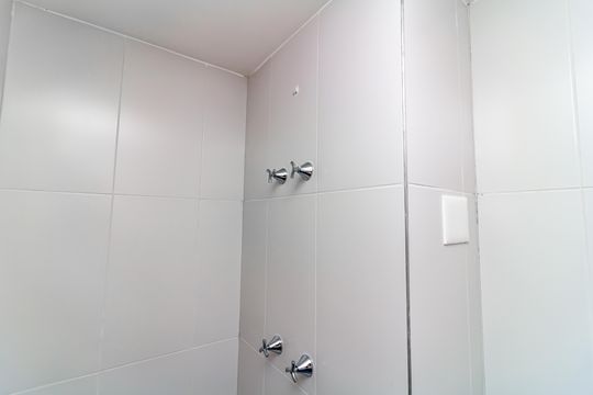 Apartamento com 4 quartos, varanda e academia no condomínio. Ideal para comprar e ter animais. — Banheiro de serviço