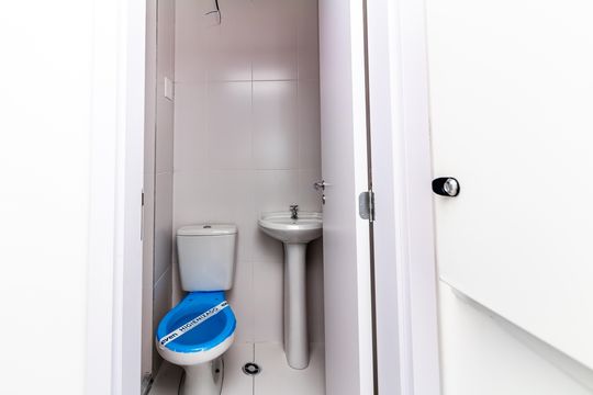 Apartamento com 4 quartos, varanda e academia no condomínio. Ideal para comprar e ter animais. — Banheiro de serviço