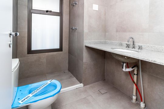 Apartamento com 4 quartos, varanda e academia no condomínio. Ideal para comprar e ter animais. — Banheiro da Suíte 1