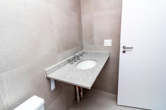 Apartamento com 4 quartos, varanda e academia no condomínio. Ideal para comprar e ter animais. — Banheiro da Suíte 3