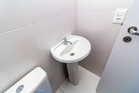 Apartamento com 4 quartos, varanda e academia no condomínio. Ideal para comprar e ter animais. — Banheiro de serviço
