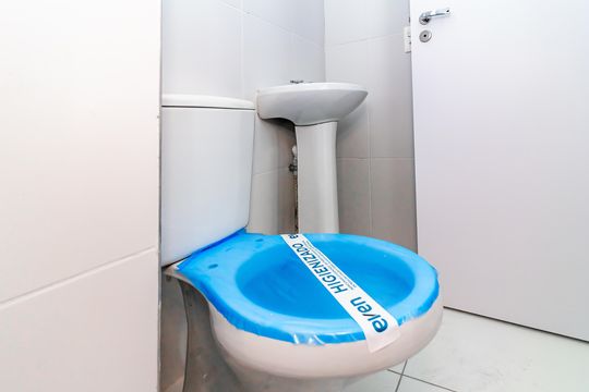 Apartamento com 4 quartos, varanda e academia no condomínio. Ideal para comprar e ter animais. — Banheiro de serviço