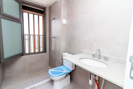 Apartamento com 4 quartos, varanda e academia no condomínio. Ideal para comprar e ter animais. — Banheiro da Suíte 4