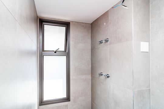 Apartamento com 4 quartos, varanda e academia no condomínio. Ideal para comprar e ter animais. — Banheiro da Suíte 2
