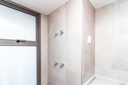 Apartamento com 4 quartos, varanda e academia no condomínio. Ideal para comprar e ter animais. — Banheiro da Suíte 1