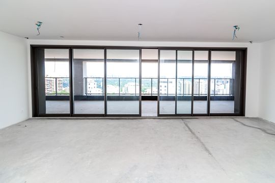 Apartamento com 4 quartos, varanda e academia no condomínio. Ideal para comprar e ter animais. — Sala
