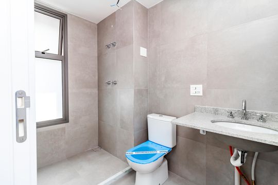 Apartamento com 4 quartos, varanda e academia no condomínio. Ideal para comprar e ter animais. — Banheiro da Suíte 2