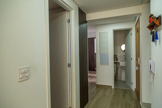 Apartamento com 3 quartos, 2 suítes e varanda gourmet. Ideal para compra e perfeito para animais de estimação. — Corredor da Sala