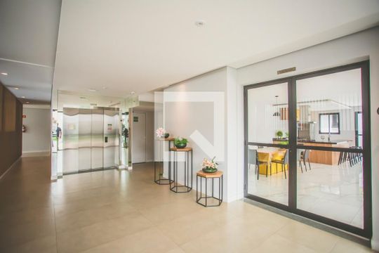 Apartamento com 3 quartos, 2 suítes e varanda gourmet. Ideal para compra e perfeito para animais de estimação. — Hall Social