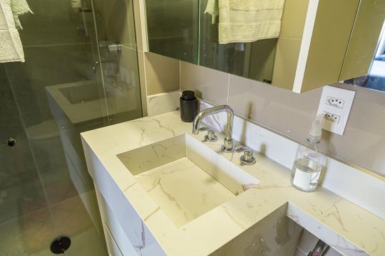 Apartamento com 3 quartos, 2 suítes e varanda gourmet. Ideal para compra e perfeito para animais de estimação. — Banheiro da Suíte 2 - 