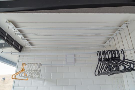 Apartamento com 3 quartos, 2 suítes e varanda gourmet. Ideal para compra e perfeito para animais de estimação. — Área de Serviço - Varal