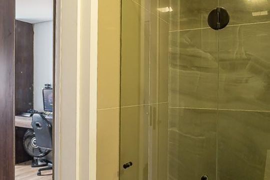 Apartamento com 3 quartos, 2 suítes e varanda gourmet. Ideal para compra e perfeito para animais de estimação. — Banheiro da Suíte 2