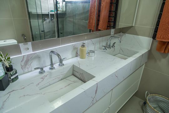 Apartamento com 3 quartos, 2 suítes e varanda gourmet. Ideal para compra e perfeito para animais de estimação. — Banheiro da Suíte 3 - Pia