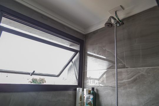 Apartamento com 3 quartos, 2 suítes e varanda gourmet. Ideal para compra e perfeito para animais de estimação. — Banheiro da Suíte 3 - Chuveiro