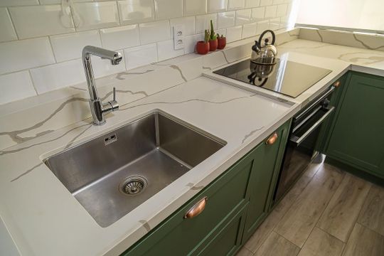 Apartamento com 3 quartos, 2 suítes e varanda gourmet. Ideal para compra e perfeito para animais de estimação. — Cozinha - Pia