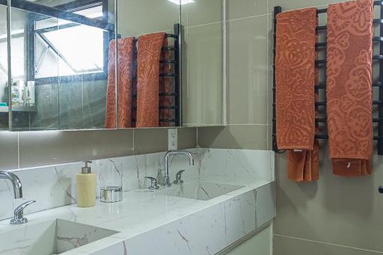 Apartamento com 3 quartos, 2 suítes e varanda gourmet. Ideal para compra e perfeito para animais de estimação. — Banheiro da Suíte 3