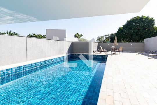 Apartamento com 3 quartos, 2 suítes e varanda gourmet. Ideal para compra e perfeito para animais de estimação. — Área comum - Piscina