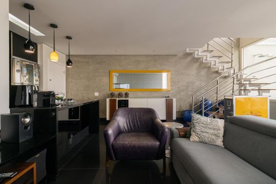Apartamento mobiliado na Vila Olímpia com 2 quartos e piscina no condomínio para comprar. — Sala