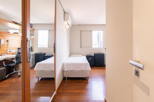 Apartamento mobiliado na Vila Olímpia com 2 quartos e piscina no condomínio para comprar. — Suíte 2