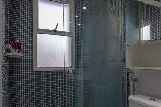 Apartamento mobiliado na Vila Olímpia com 2 quartos e piscina no condomínio para comprar. — Banheiro da Suíte 1