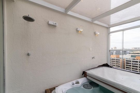 Apartamento mobiliado na Vila Olímpia com 2 quartos e piscina no condomínio para comprar. — Hidromassagem privativa