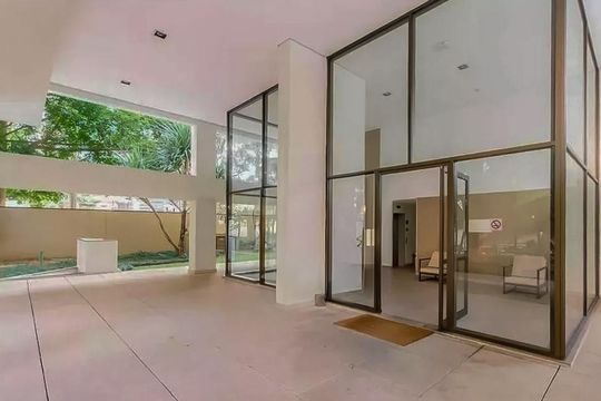 Apartamento mobiliado na Vila Olímpia com 2 quartos e piscina no condomínio para comprar. — Área comum