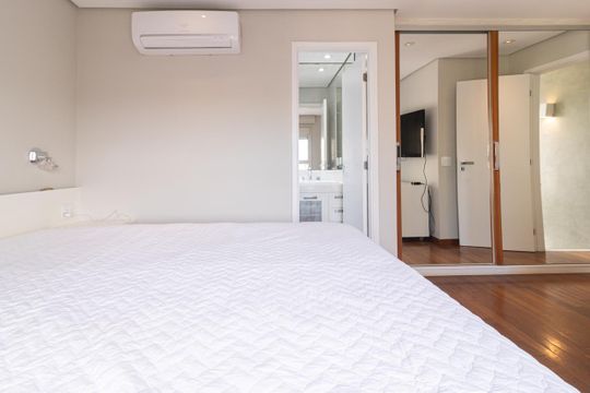 Apartamento mobiliado na Vila Olímpia com 2 quartos e piscina no condomínio para comprar. —  Suíte 1