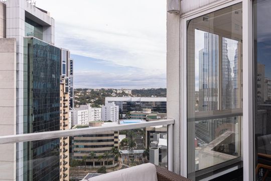 Apartamento mobiliado na Vila Olímpia com 2 quartos e piscina no condomínio para comprar. — Varanda