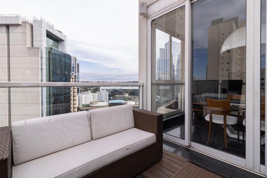 Apartamento mobiliado na Vila Olímpia com 2 quartos e piscina no condomínio para comprar. — Varanda