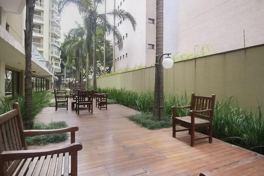 Apartamento mobiliado na Vila Olímpia com 2 quartos e piscina no condomínio para comprar. — Área comum