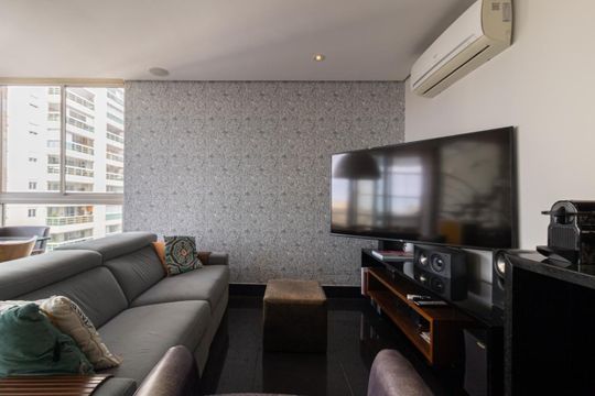 Apartamento mobiliado na Vila Olímpia com 2 quartos e piscina no condomínio para comprar. — Sala