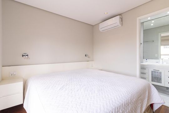 Apartamento mobiliado na Vila Olímpia com 2 quartos e piscina no condomínio para comprar. —  Suíte 1