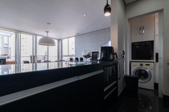 Apartamento mobiliado na Vila Olímpia com 2 quartos e piscina no condomínio para comprar. — Cozinha