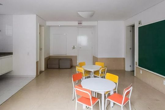 Apartamento mobiliado na Vila Olímpia com 2 quartos e piscina no condomínio para comprar. — Área comum
